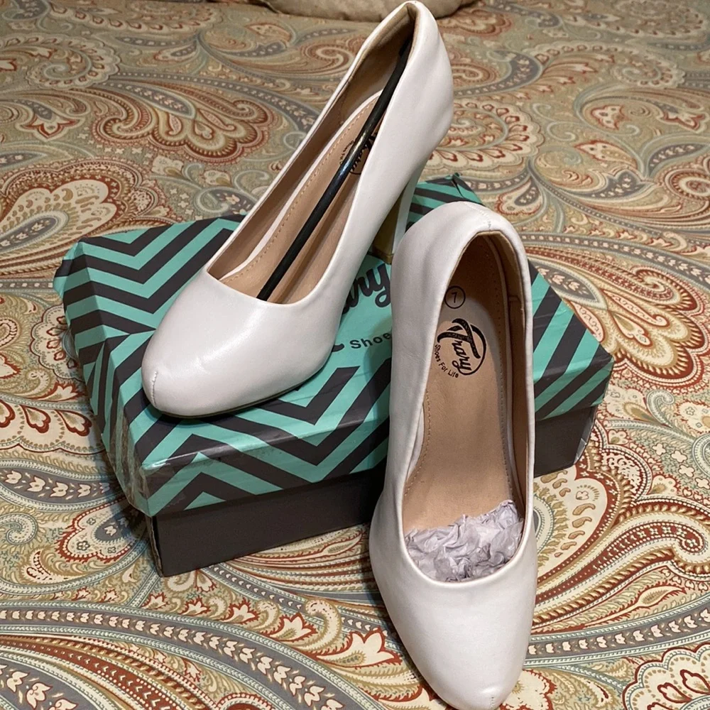 Trary White Round Toe High Heel Pumps - Picture 2 of 9